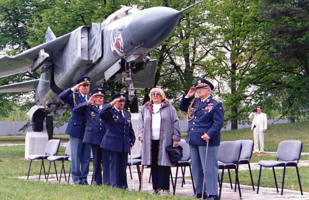 Plukovník Milan Malý (druhý zleva)
