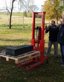 Náklad torza pomníku